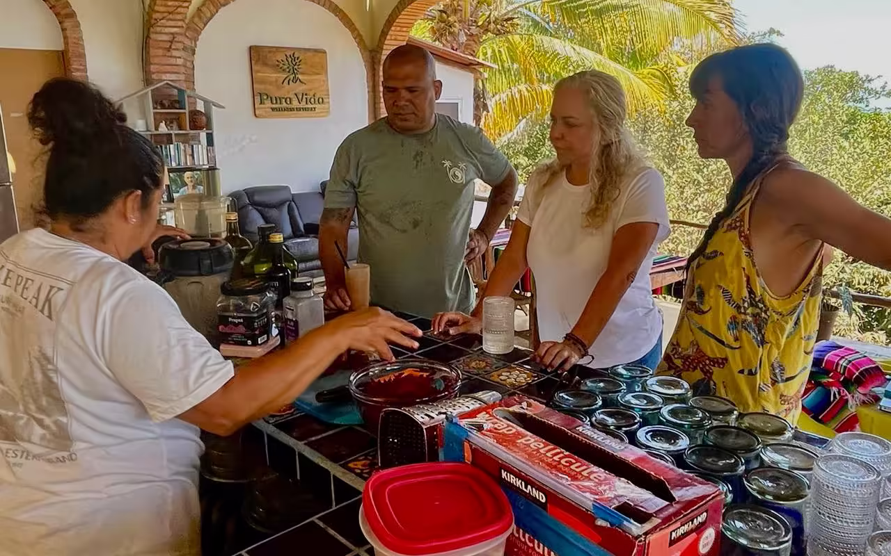cooking-class-pura-vida-v1-1280x800-1.avif Guests taking part in a cooking class at Pura Vida